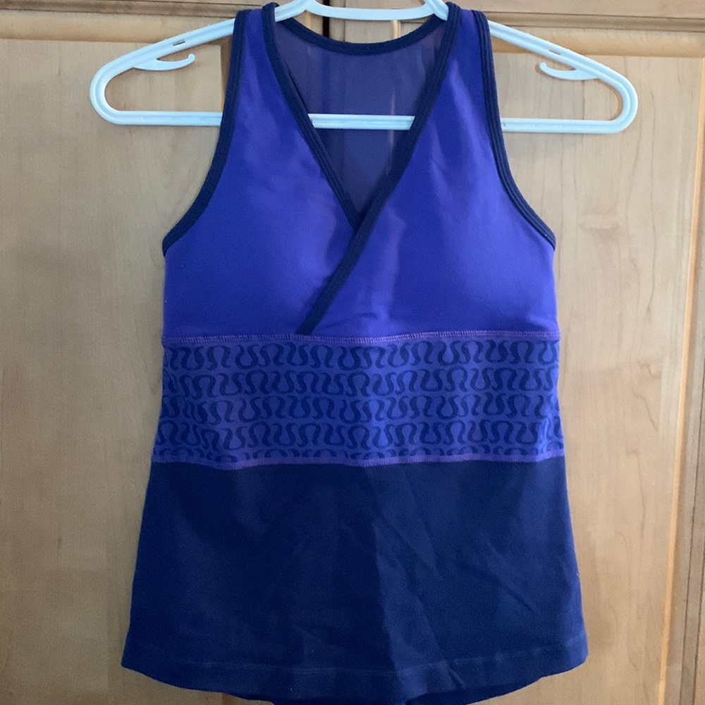 Lululemon T-back activewear tank top with bra has removable pads